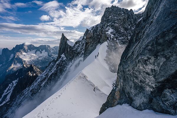 Na hřebeni Rochefort. Přes čtyřtisícovky Aiguille du Rochefort a Dome du Rochefort musíte přejít, abyste vystoupili na vrcholy Grand Jorasses v rámci populárního traverzu.