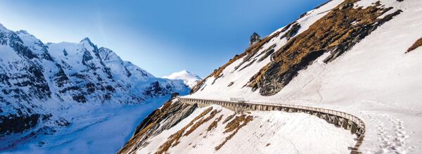 Grossglockner a sněhem zapadané poslední metry slavné Grossglockner Hochalpenstrasse. Foto: Ondra Vacek
